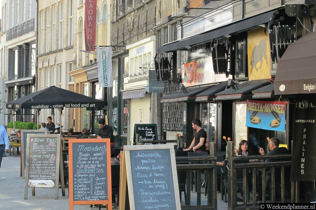 Dit zijn enkele restaurants in de Oude Koornmarkt. In deze winkelstraat zijn veel restaurants en cafés.Tips: De attracties rond de Grote Markt in Antwerpen.